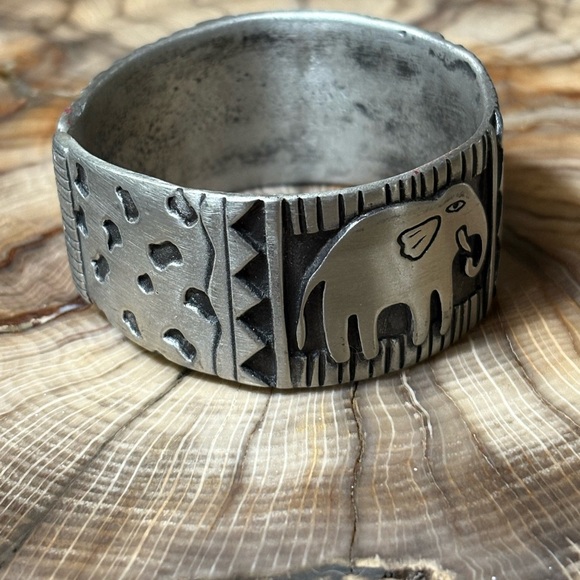 J.B. Hunt Wild Kingdom Pewter Silver Signed Cuff Bracelet - Picture 3 of 5